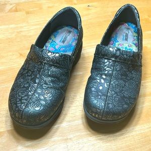 Grey’s Anatomy by SoftWalk Leather Embossed Rose Clogs - 8.5 Med, Black/Silver